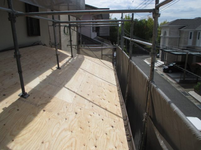 播磨町の葺き替え工事で施工された野地板